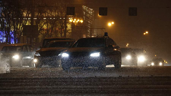 Водителей в столичном регионе призвали к внимательности из-за дождя и снега
