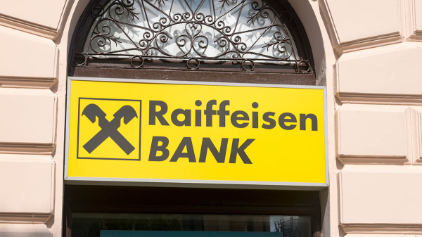 «Райффайзенбанк» в кассах перестанет принимать рубли на валютные счета 