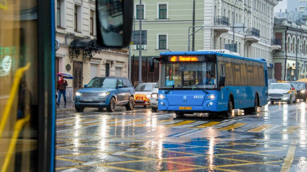 Москвичей призвали пользоваться общественным транспортом из-за дождя и заторов