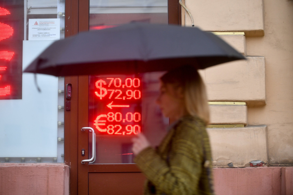Мрачные перспективы доллара: почему мировые валюты слабеют на фоне рубля