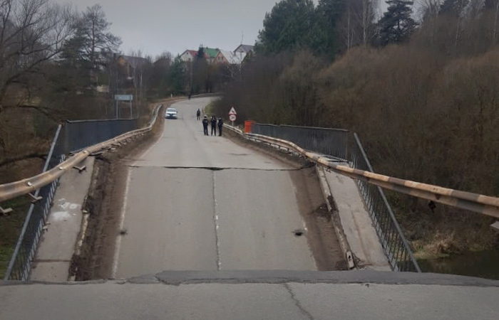 Пролет автомобильного моста обрушился в подмосковном Подольске