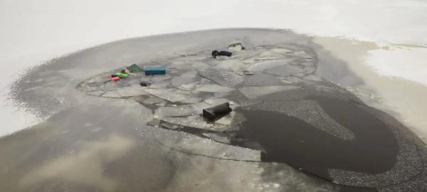 Двух провалившихся под лед рыбаков спасли в Подмосковье