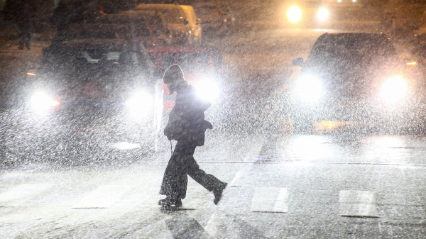 МЧС предупредило о сильном снегопаде, метели и гололедице в Москве