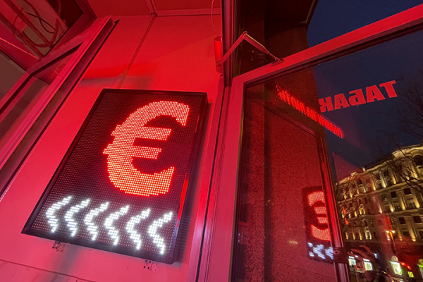 Курс евро впервые с 5 июля опустился на Мосбирже до 97 рублей 
