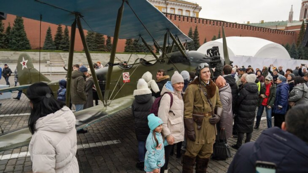Более 200 артистов задействовали в музее под открытым небом на Красной площади
