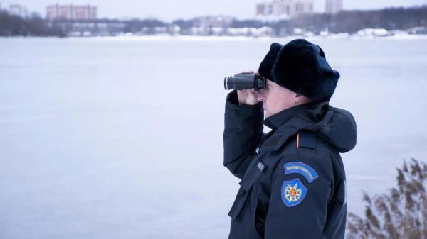 Сотрудники «Мособлпожспаса» предостерегли рыбаков от выхода на лед в снегопад