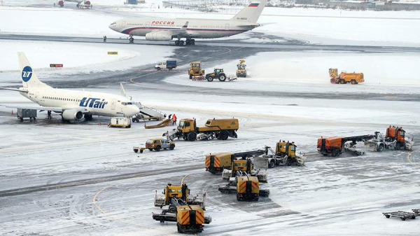 В московских аэропортах рассказали о работе в условиях снегопада
