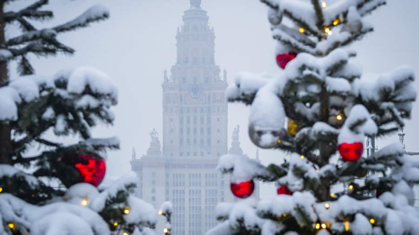Москвичам пообещали легкий снег в новогоднюю ночь
