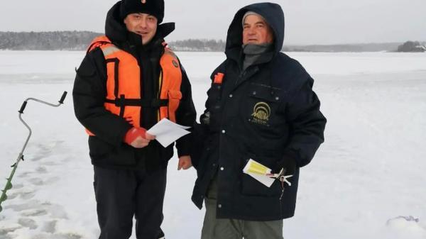 Специалисты «Мособлпожспаса» предостерегли рыбаков от выхода на лед из-за погоды