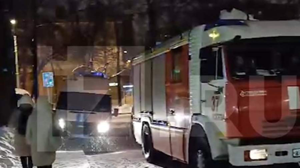 Полиция проверяет сообщение о подозрительной посылке в доме на юге Москвы
