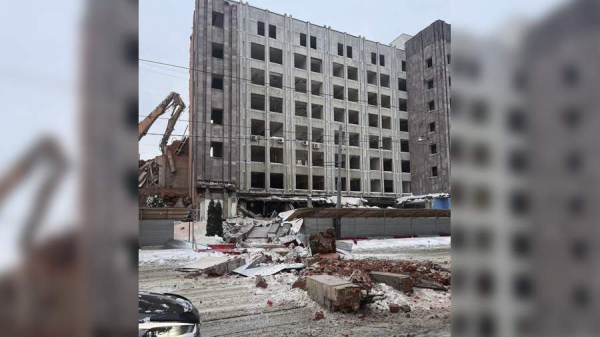 Субподрядчик назвал казусом падение стены при сносе здания в Москве

