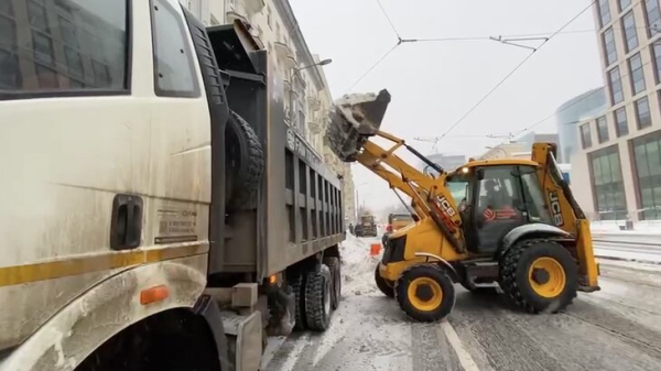 Городские службы устраняют последствия сильного снегопада в Москве