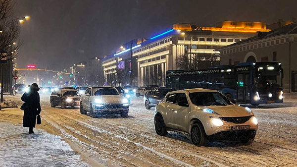 Московских водителей призвали отказаться от машин из-за снегопада

