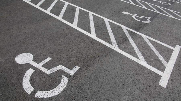 Водители Mercedes и BMW чаще паркуются на инвалидных местах в Москве
