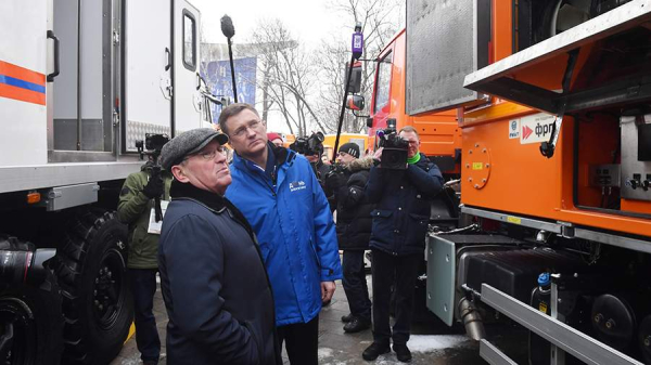 Новак осмотрел спецтехнику в ходе Дня энергетики на выставке «Россия»
