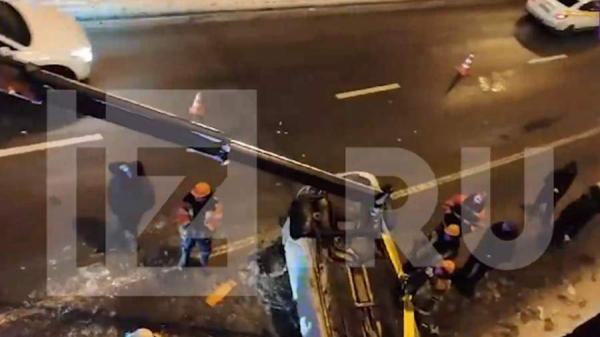 В Москве на дорогу упал автомобиль с моста
