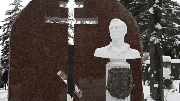 Памятник актеру Василию Лановому открыли на Новодевичьем кладбище
