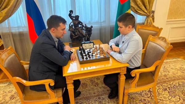 Юный житель Луховиц Арсений Сухогузов сыграл в шахматы с заслуженным мастером спорта России