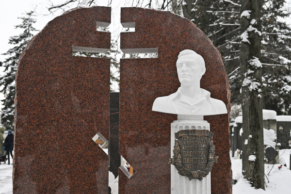 На Новодевичьем кладбище открыт памятник Василию Лановому