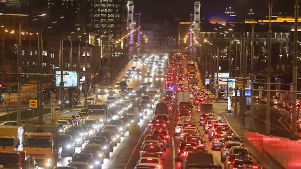 В Москве пробки на дорогах достигли девяти баллов
