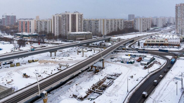 Около 100 км дорог построят в Москве до конца года