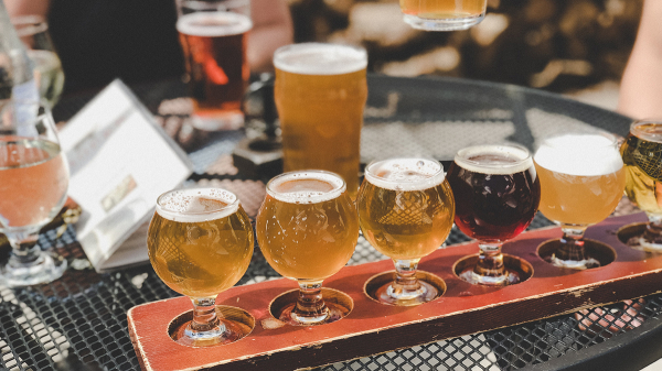 «Перекрасятся в бары»: что будет с рынком разливного пива после принятия закона о запрете «наливаек»