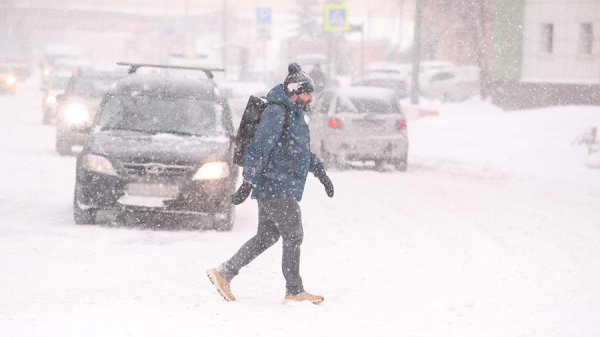 Синоптики предупредили о снежных заносах и гололедице в Москве 16 февраля
