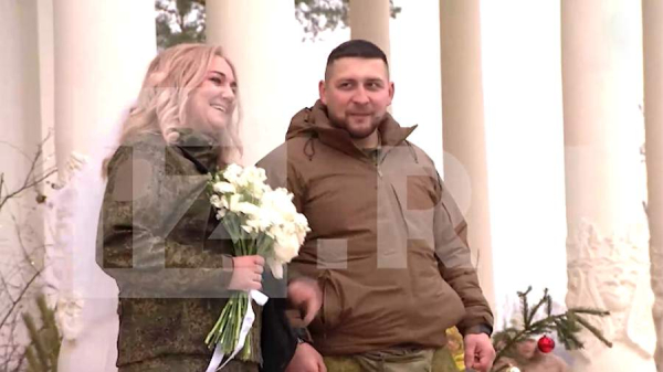Добровольцы из зоны СВО поженились на выставке «Россия» в Москве
