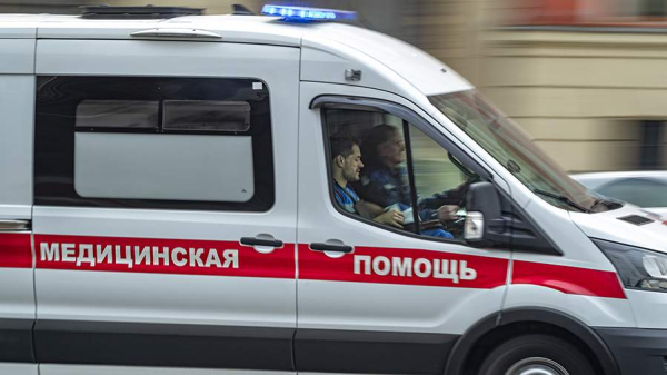 В Москве пожилую женщину госпитализировали после падения на нее вывески банка
