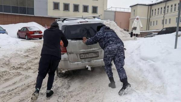 Сотрудники подмосковной Росгвардии помогли трем автомобилистам выбраться из снежного плена