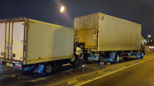 Человека зажало в ДТП с двумя грузовиками в Москве
