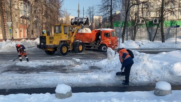Городские службы ликвидируют последствия снегопада в столице