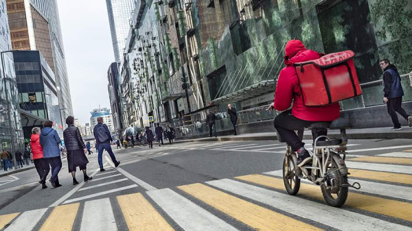 Дептранс Москвы предложил оснастить номерными знаками велосипеды курьеров
