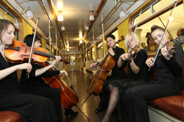 Какие самые необычные концерты можно услышать в московском метро