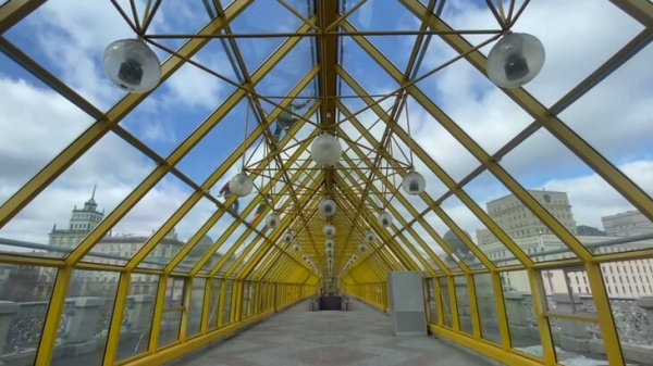 Андреевский мост в Москве промыли после зимы