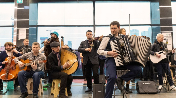 Свыше 30 артистов «Музыки в метро» поздравили пассажиров с Днем рождения БКЛ