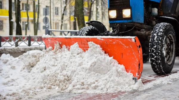 Еще 100 машин вывели на уборку снега в Химках