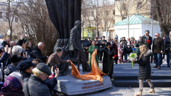 Памятник народному артисту Михаилу Ульянову открыли в Москве