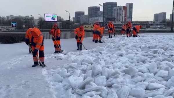 Работы по ворошению снега для ускорения его таяния организованы в Москве