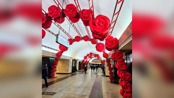 Свыше 500 бутонов роз украсили потолочный свод на станции метро "Трубная" к 8 Марта