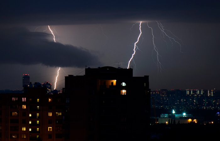 Дождь и гроза с порывистым ветром ожидаются местами в Москве во вторник