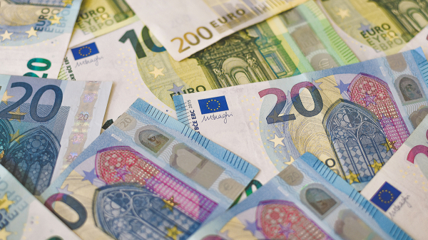 Курс евро поднялся выше 101 рубля впервые с 21 марта