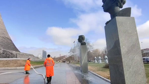 Памятник Циолковскому и бюсты на Аллее Космонавтов промыли в Москве