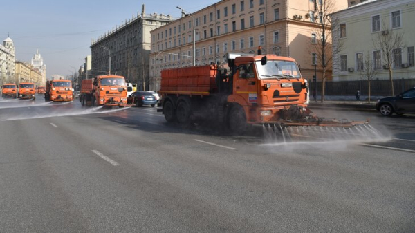 Специалисты приступили к промывке дорог шампунем в Москве