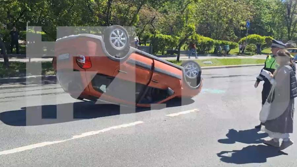На проспекте Андропова в Москве в результате ДТП перевернулся автомобиль
