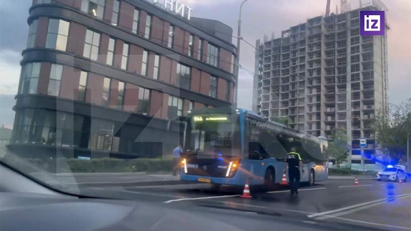 На юго-западе Москвы автобус на остановке наехал на пешехода
