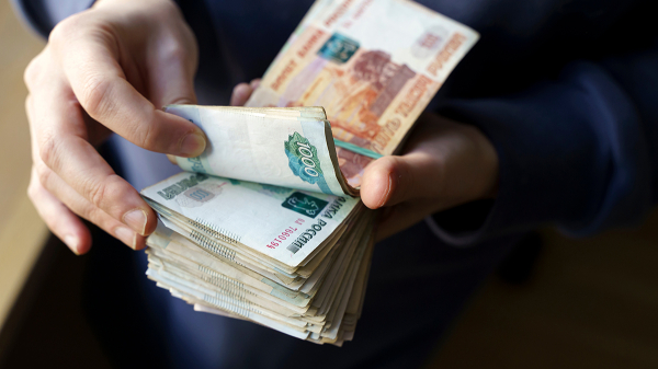 «Конфликт интересов»: могут ли в России поднять МРОТ до 30 тысяч рублей