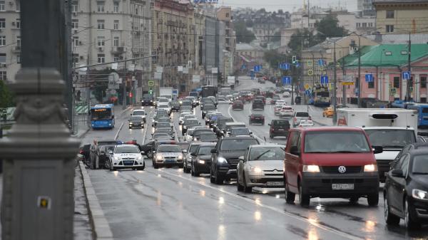 Пробки на дорогах Подмосковья оценили в 3 балла утром 8 мая