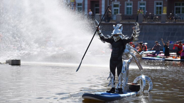 В Москве прошел костюмированный SUP-заплыв