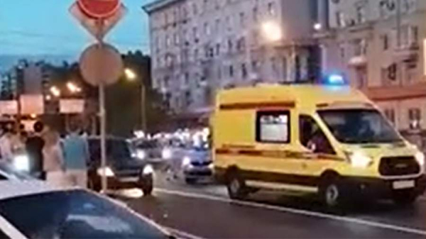 Мотоциклист погиб при столкновении с двумя автомобилями на северо-западе Москвы
